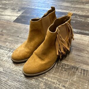 American Eagle Size 8 camel fringe booties
